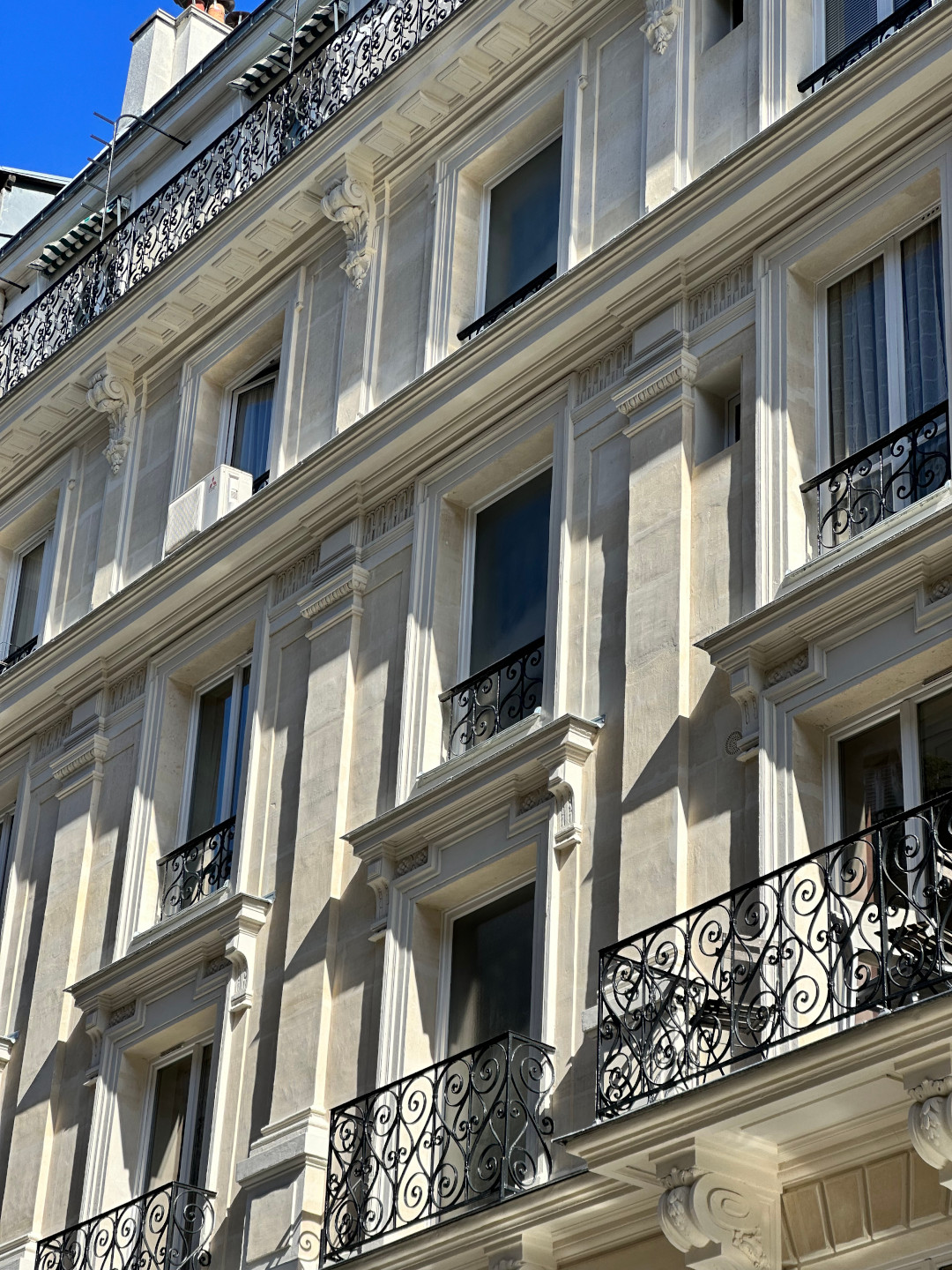 Façade d'un immeuble haussmannien situé à Paris venant d'être ravalée | Photo illustrant la prestation audit et diagnostic du bâtiment du site de l'atelier NDL Architecture